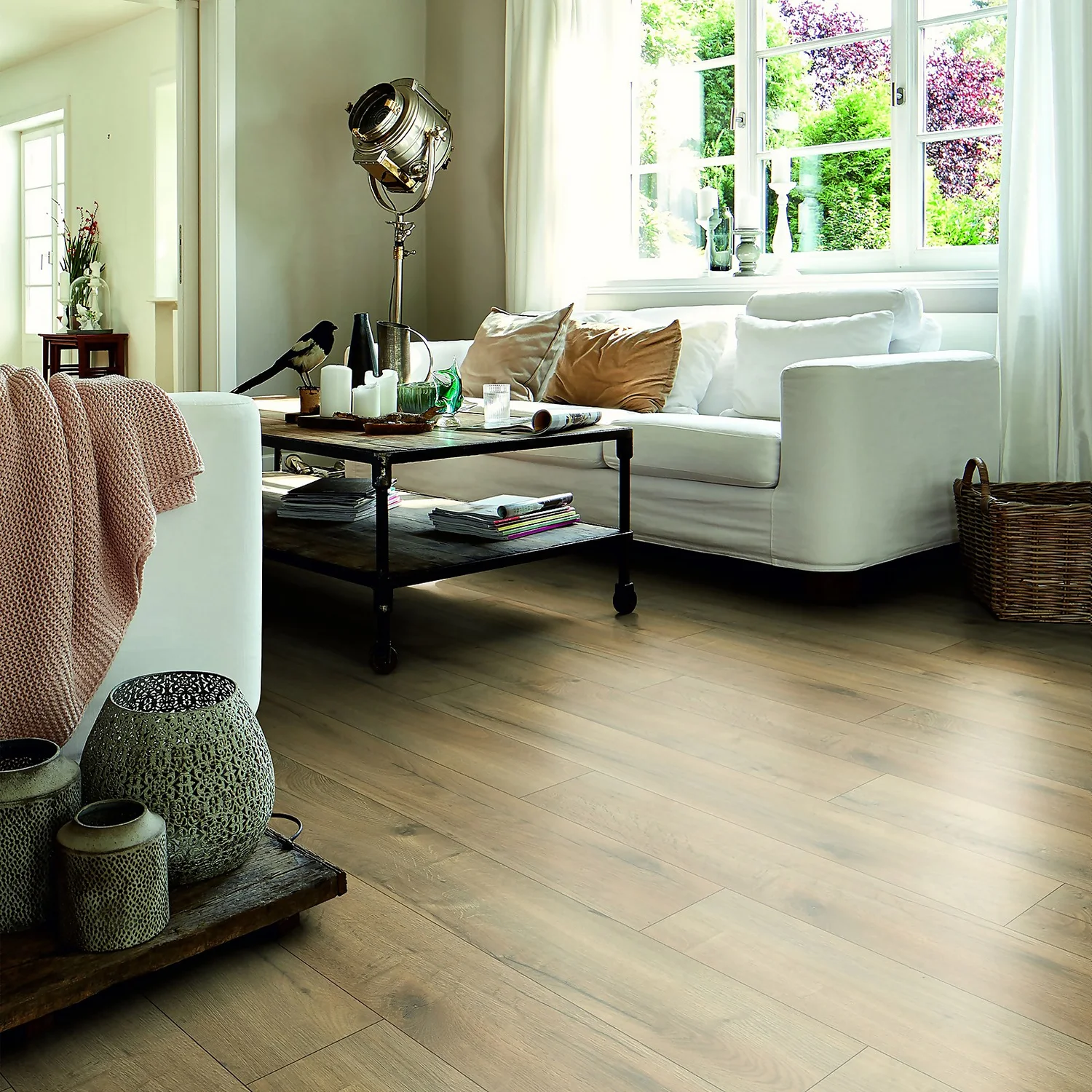 EGGER HOME Brown Loja Oak 8mm Laminate Flooring Sample 3 EGGER HOME Brown Loja Oak 8mm Laminate Flooring Sample